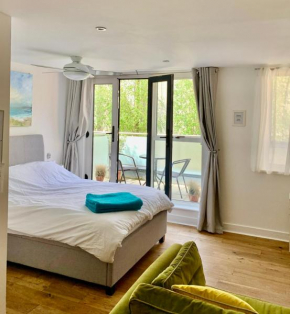 Gorgeous Central Studio with Balcony, 2 mins to Beach and Pier
